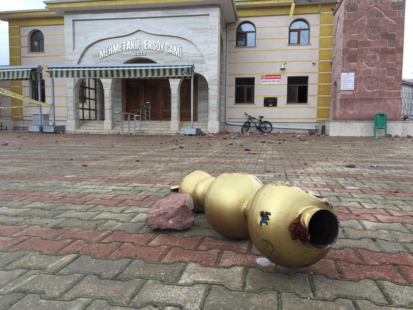 SİVAS'TA CAMİ MİNARESİNE YILDIRIM DÜŞTÜ