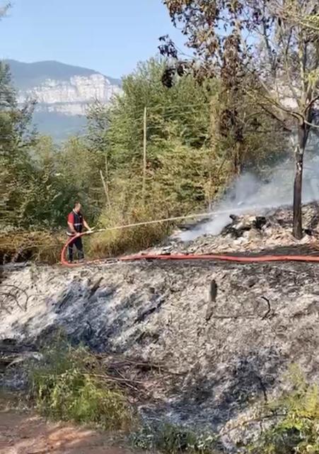 Kardeşini ahıra kilitleyip ateşe verdi