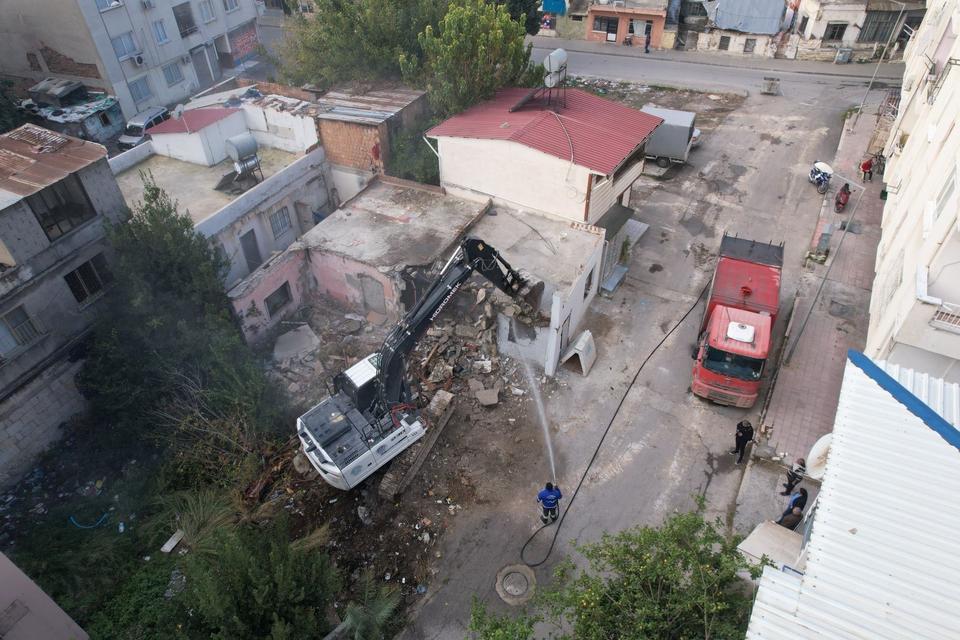 Ağır hasarlı bina kontrollü şekilde yıkıldı