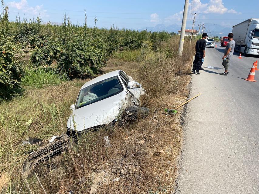 İKİ OTOMOBİL KAFA KAFAYA ÇARPIŞTI: 5 YARALI