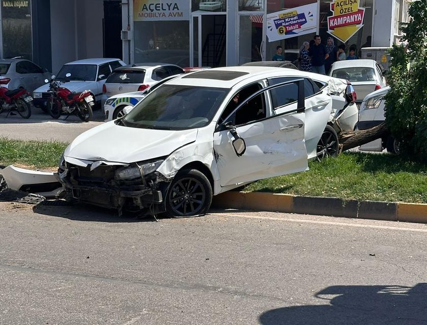 Otomobil ile beton mikseri çarpıştı: 4 yaralı