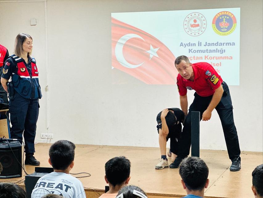JANDARMA SÜRPRİZLE GELDİ, ÇOCUKLAR SEVİNDİ