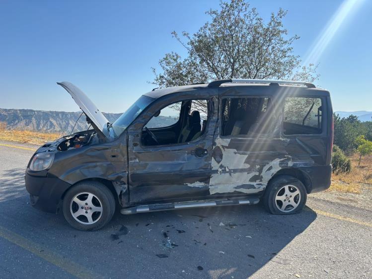 Kamyon ile hafif ticari aracın kafa kafaya çarpıştı: 2 yaralı