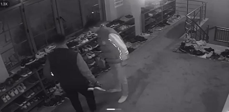 CEMAAT NAMAZA DURDU, ONLAR AYAKKABILARIN PEŞİNE DÜŞTÜ AYAKKABI HIRSIZLARI, GÜVENLİK KAMERASINA YANSIDI MAĞAZADAN ALIŞVERİŞ EDER GİBİ BEĞENİP ÇALDILAR