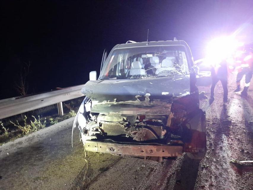 Bariyerlere çarpan hafif ticari araç sürücüsü yaralandı