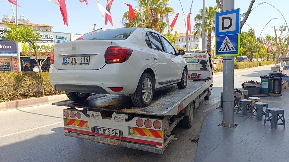CADDE ÜZERİNDE 2 SAAT BOYUNCA ALARMI ÇALAN OTOMOBİLİN SAHİBİ BULUNAMADI MİNİBÜS DURAĞINDAKİ OTOMOBİL ALARMI ÇALAR HALDE ÇEKİCİYLE OTOPARKA GÖTÜRÜLDÜ
