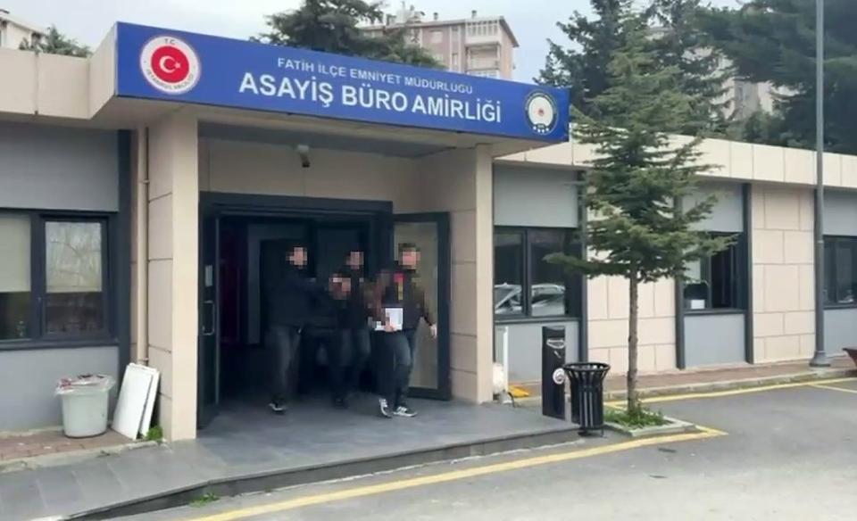Tartıştığı kişiyi silahla vurup başında bekledi