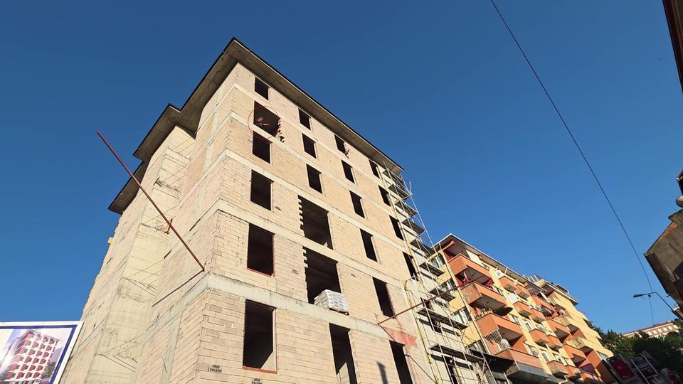 Eşiyle tartışınca inşaat halindeki binaya çıktı, ekipler seferber oldu