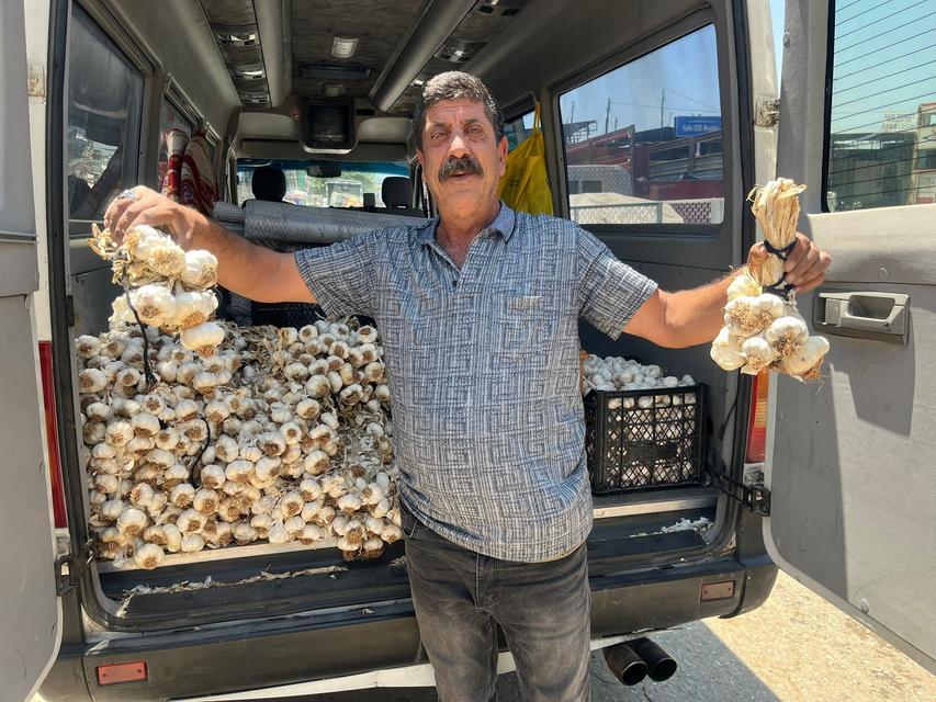 MİNİBÜSÜYLE ÜÇ İL GEZİP, AİLESİNE BAKIYOR