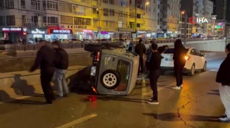 Otomobilin çarptığı cip yan yattı, yol trafiğe kapandı