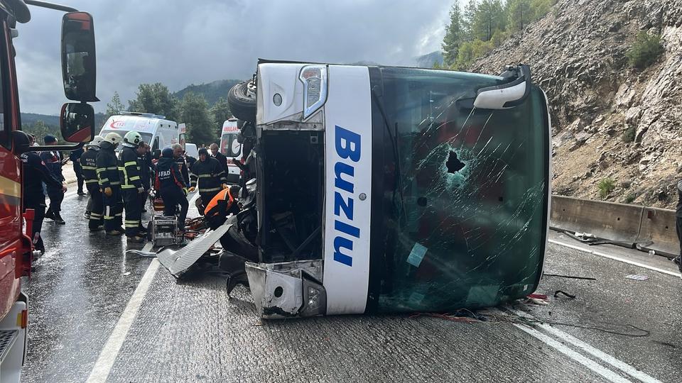 Yolcu otobüsü devrildi: İlk belirlemelere göre 1 ölü, 7 yaralı