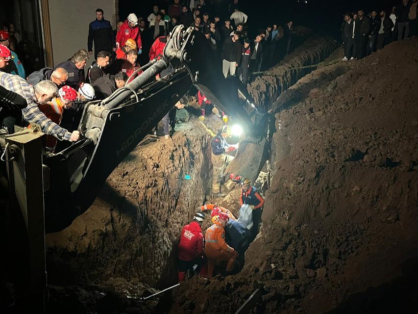 Göçük altında kalan 2 kardeş hayatını kaybetti