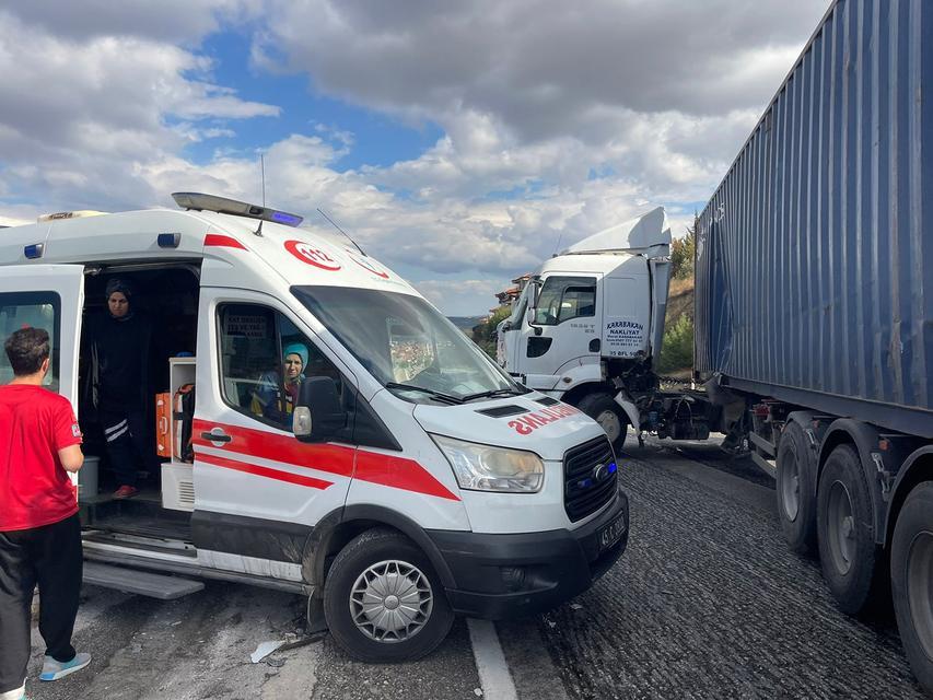 KONTROLDEN ÇIKAN TIR BARİYERLERE ÇARPARAK DURABİLDİ: 1 YARALI