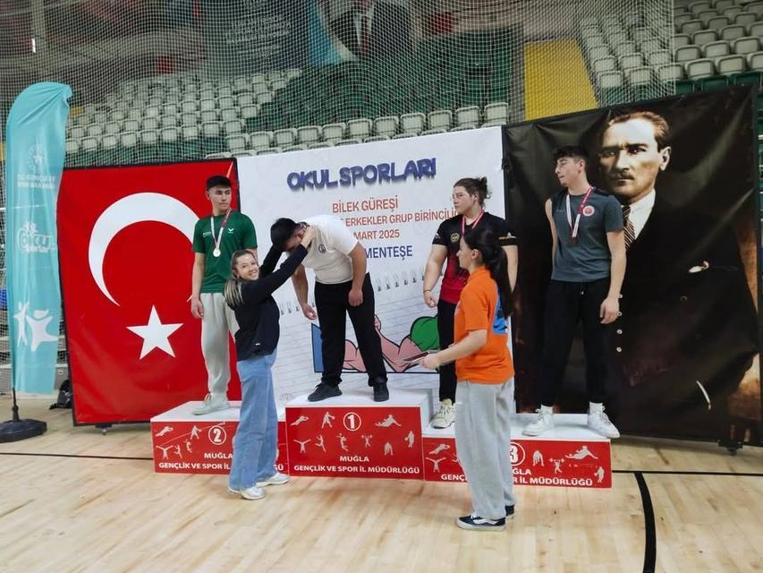 BOZDOĞAN'IN GÜÇLÜ BİLEKLERİ ŞAMPİYONADAN MADALYALARLA DÖNDÜ