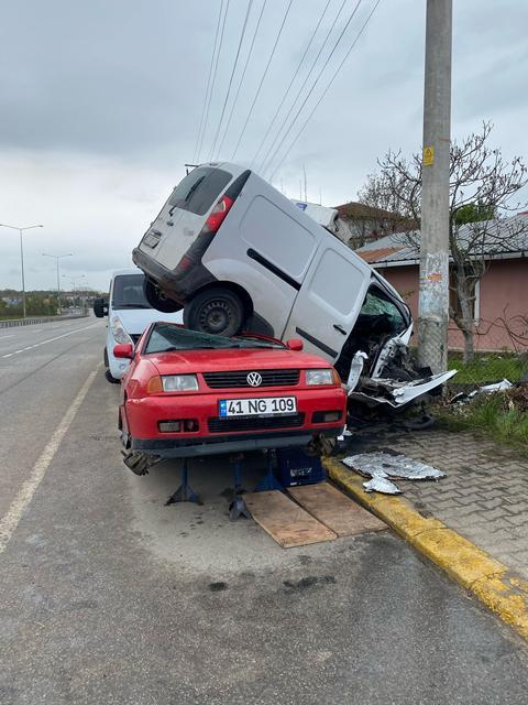 ALKOLLÜ SÜRÜCÜ TAMİRE BIRAKILAN OTOMOBİLİN ÜSTÜNE UÇTU: 3 YARALI