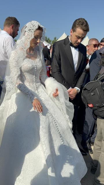 GELİN-DAMAT DÜĞÜN SALONU YERİNE TAYYİP ERDOĞAN'I KARŞILAMAYA GİTTİLER