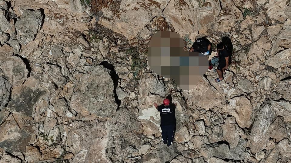 ANTALYA'DA KAYIP OLARAK ARANAN KADININ CANSIZ BEDENİ 35 METRELİK FALEZLERİN DİBİNDE BULUNDU GÜVENLİK KAMERALARINDAN GİDİŞ YÖNÜ TAKİP EDİLDİ, ÖLÜM HABERİNİ ALAN EŞİ GÖZYAŞLARINA BOĞULDU