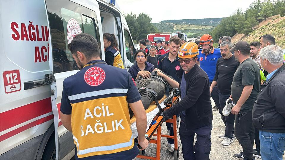 Uşak'ta iki araç çarpıştı: 1'i ağır 7 yaralı