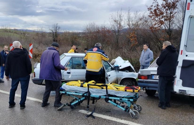 İki otomobil çarpıştı: 6 yaralı