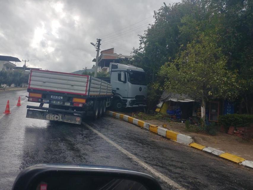 Aydın'da sürücünün hakimiyetini kaybettiği tır kaldırıma çıktı