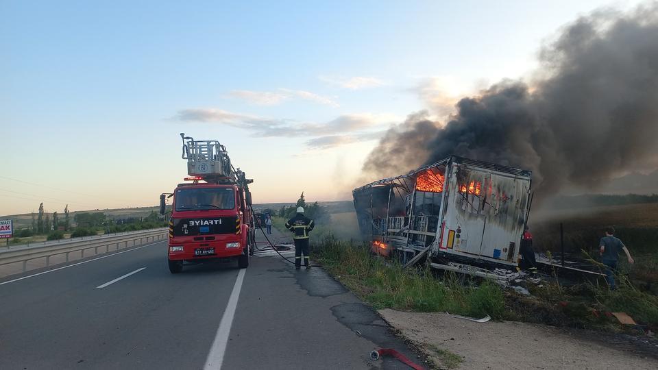 Yol kenarına devrilen tır alev alev yandı