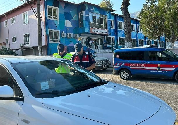 Çine’de okul çevrelerinde jandarmadan sıkı denetim