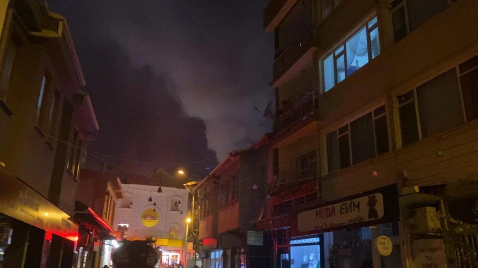 İNEGÖL'DE 2 KATLI AHŞAP BİNADA YANGIN
