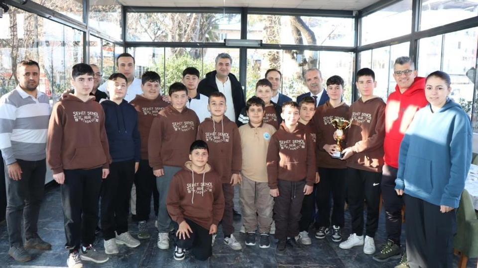 Aydın birincisi voleybol takımına moral kahvaltısı