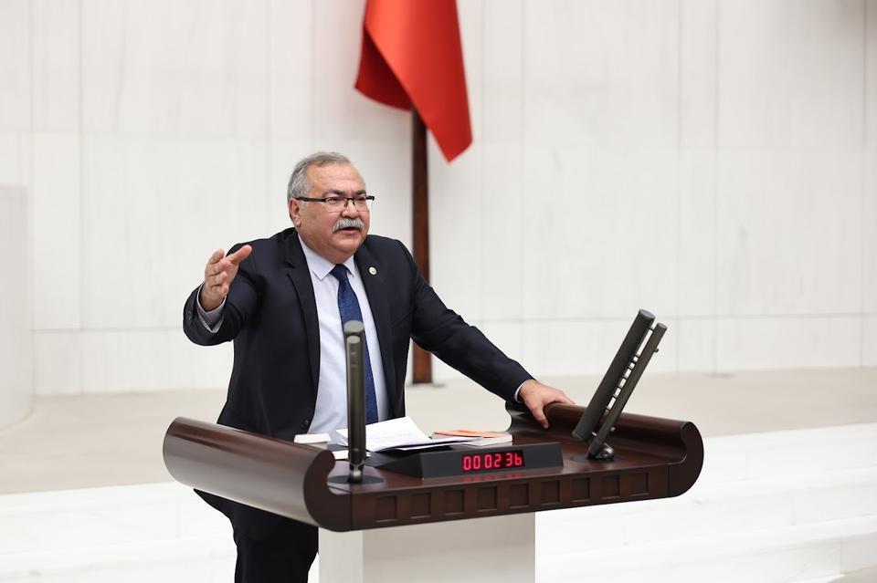 "3 gençten biri işsiz, 8,9 milyon kişi sigortasız"