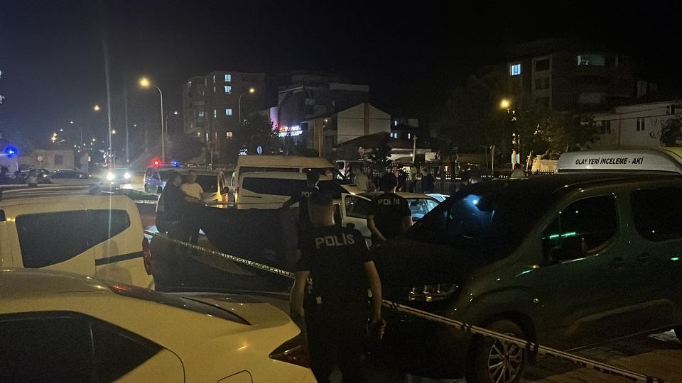 YOL KENARINDAKİ OTOMOBİLDE BİR KADIN ÖLÜ, BİR KİŞİ AĞIR YARALI HALDE BULUNDU