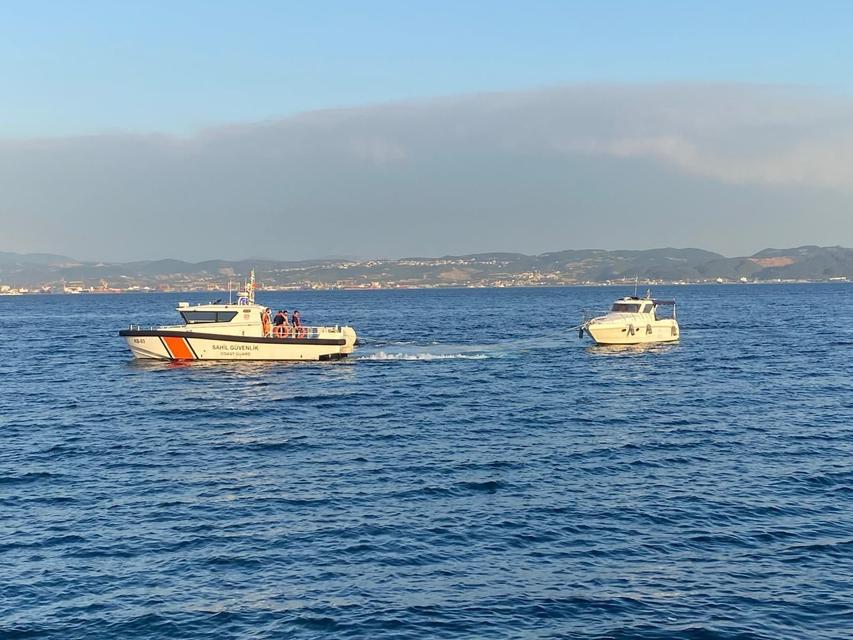 Tekne faciası son anda önlendi: 3 kişiyi boğulmaktan sahil güvenlik kurtardı