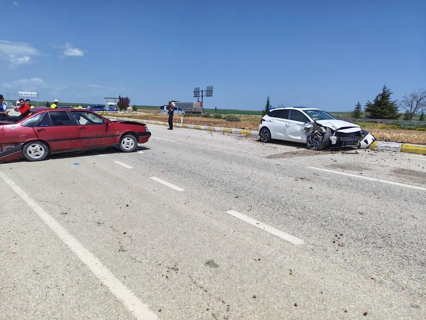 KONYA'DA 2 OTOMOBİL ÇARPIŞTI: 5 YARALI