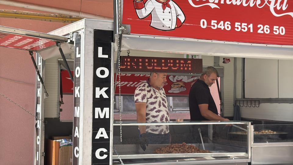 BOŞANMASINI LOKMA DAĞITARAK KUTLADI BOŞANAN ADAM SEVİNCİNİ "BOŞANDIM KURTULDUM" YAZDIRARAK CEMAATLE KUTLADI