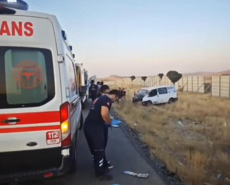 Minibüs takla attı: 2 ölü, 3 yaralı