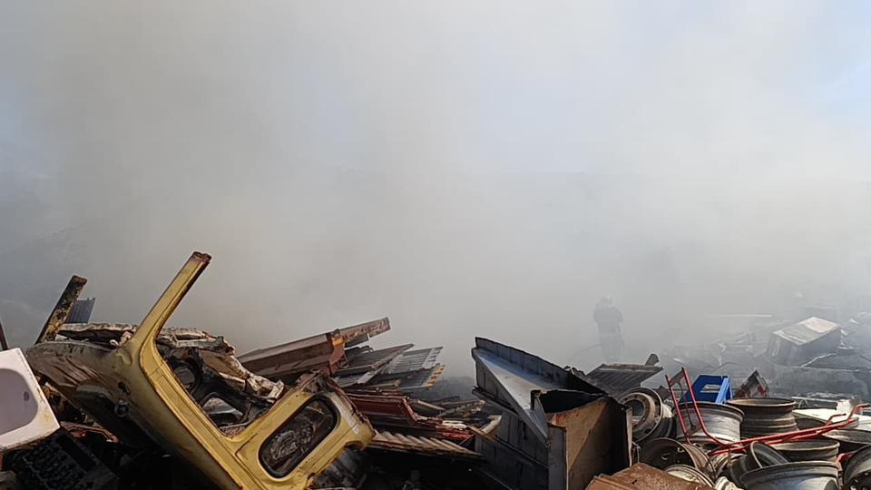 ÇALILARI YAKARKEN, HURDA TESİSİNİ YAKTI