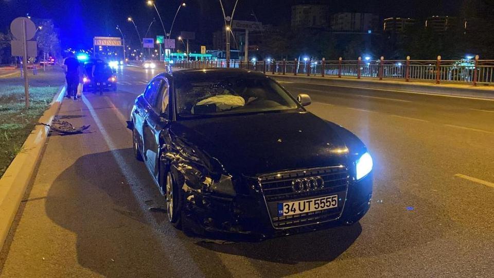 Ters yöne dönmeye çalışan otomobil kazaya neden oldu