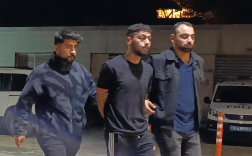 Genç adam sokak ortasında bıçaklandı, şüpheli saklandığı evde yakalandı
