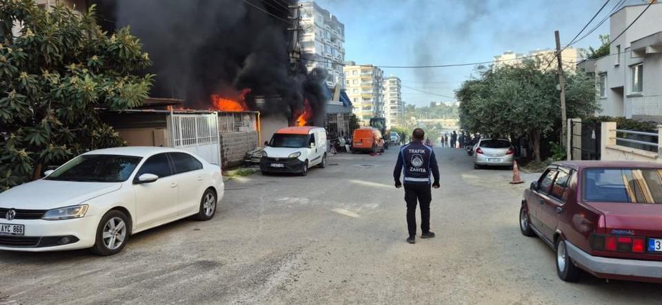 İş yerinde başlayan yangında alevler eve sıçradı