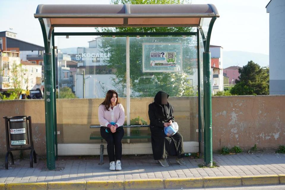 Otobüs durağında gündüz vakti kabusu yaşadı