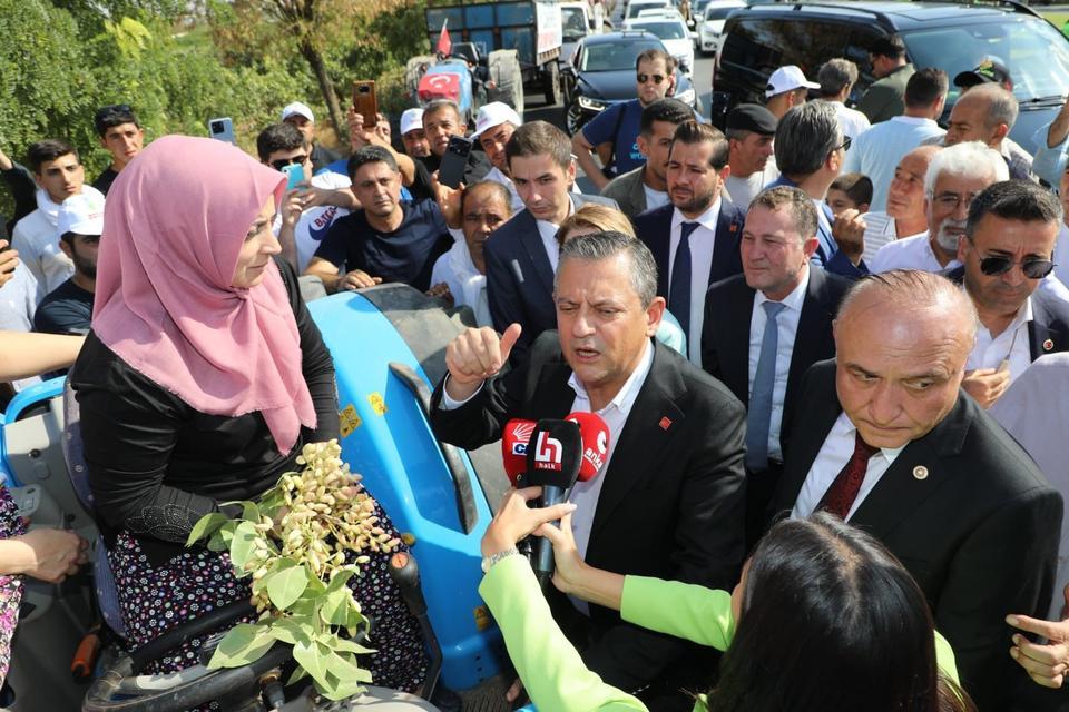 ÖZGÜR ÖZEL'E PROTESTOCU DİYE TANITILAN KADIN BELEDİYE BAŞKANININ EŞİ ÇIKTI ÖNCE TRAKTÖR ÜSTÜNDE POZ VERDİ, SONRA SAHNEDE FISTIK DALI UZATTI
