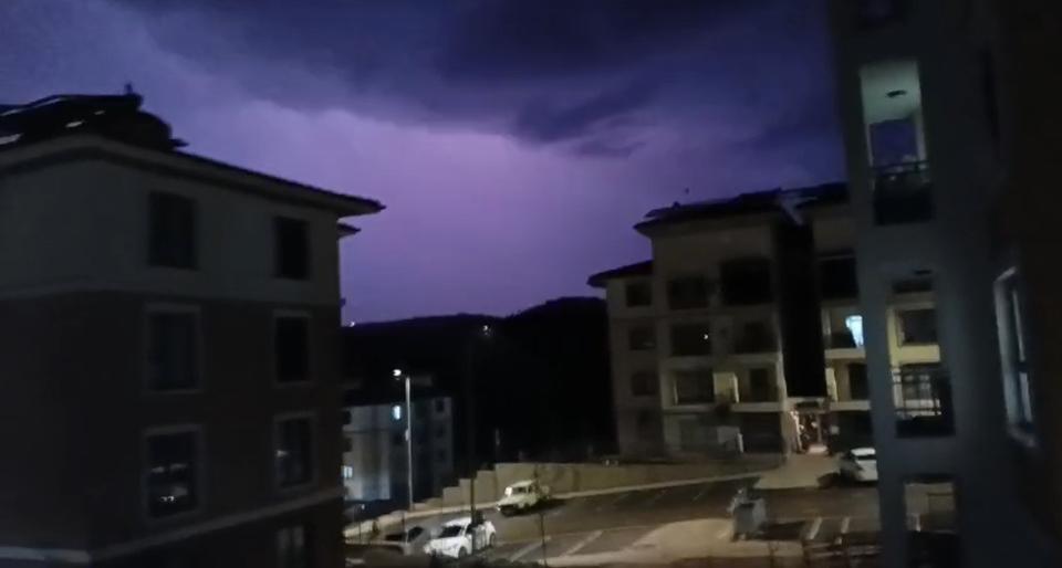 Şimşekler geceyi aydınlattı