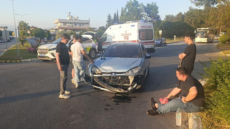 2 otomobilin çarpıştığı kazada 3 yaralı