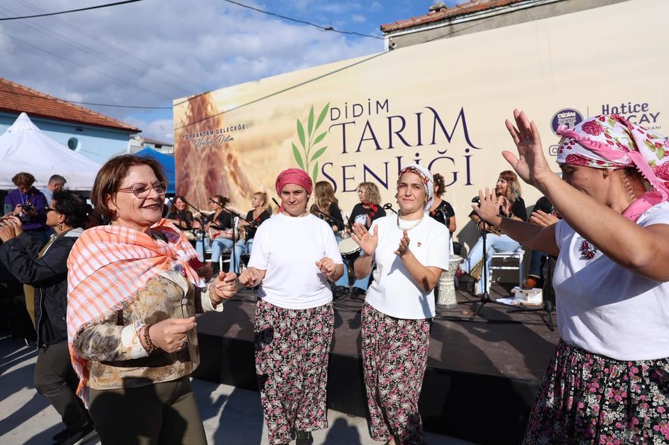 DİDİM TARIM ŞENLİĞİ'NDE 3'ÜNCÜ GÜN GERİDE KALDI TARIMIN EMEKÇİ KADINLARI TRAKTÖRLERİYLE DİDİM'DE BULUŞTU
