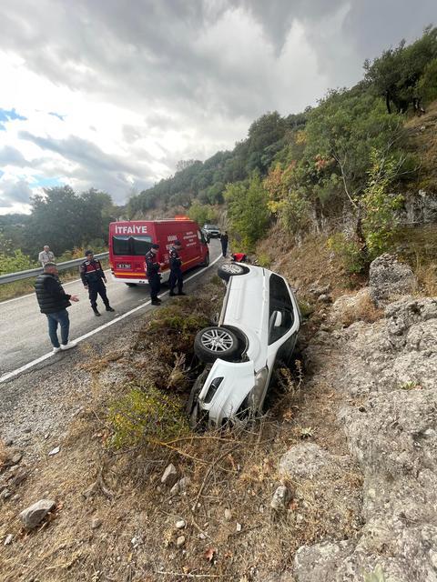 Direksiyon hakimiyetini kaybeden sürücü kaza yaptı