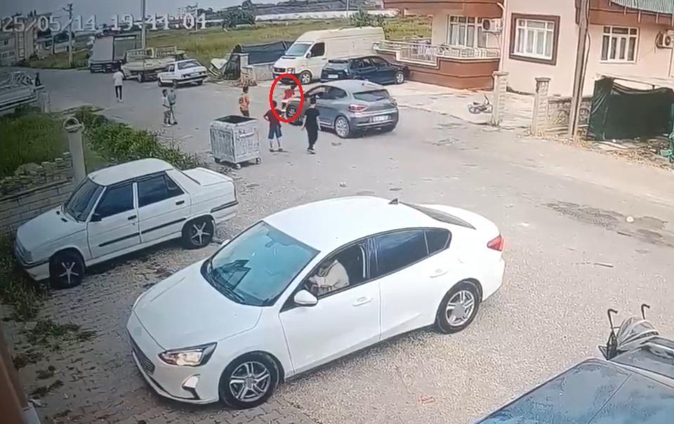 Otomobilin çarptığı küçük çocuk hayatını kaybetti
