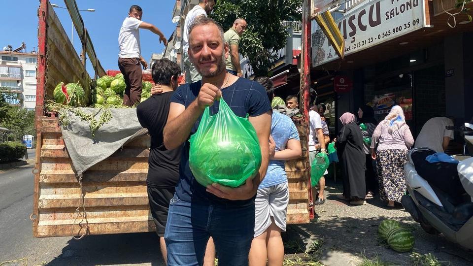 AYDIN'DA KARPUZ HAYRINA VATANDAŞLAR YOĞUN İLGİ GÖSTERDİ BİR KAMYON KARPUZU ÜCRETSİZ DAĞITTILAR