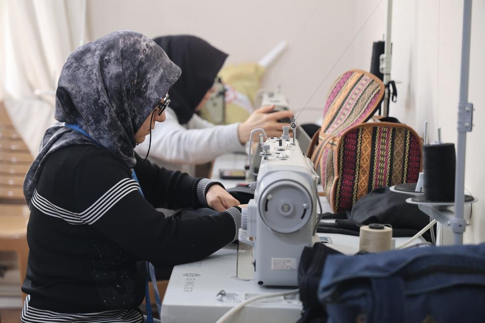 ELAZIĞ'DA KADINLAR HAYALLERİNİN PEŞİNDE TER DÖKÜYOR
