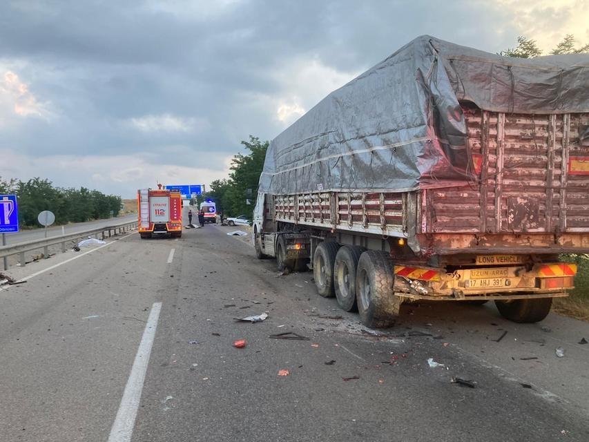 BALIKESİR'DE FECİ KAZA: 3 ÖLÜ, 1 YARALI YOL ÜZERİNDE BRANDAYI DÜZELTİRKEN OTOMOBİL KAMYONUNA ÇARPTI, 3 KİŞİ HAYATINI KAYBETTİ