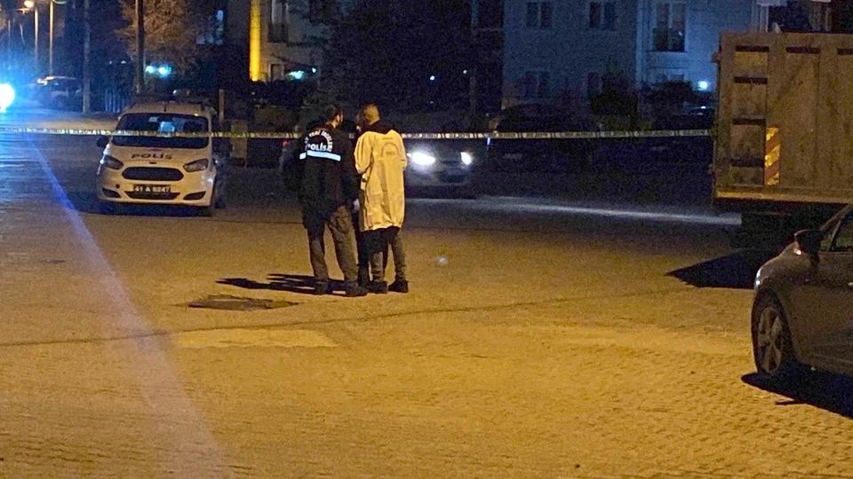 GENÇLERİN BIÇAKLI SOPALI KAVGASI KANLI BİTTİ: 1'İ AĞIR 2 YARALI