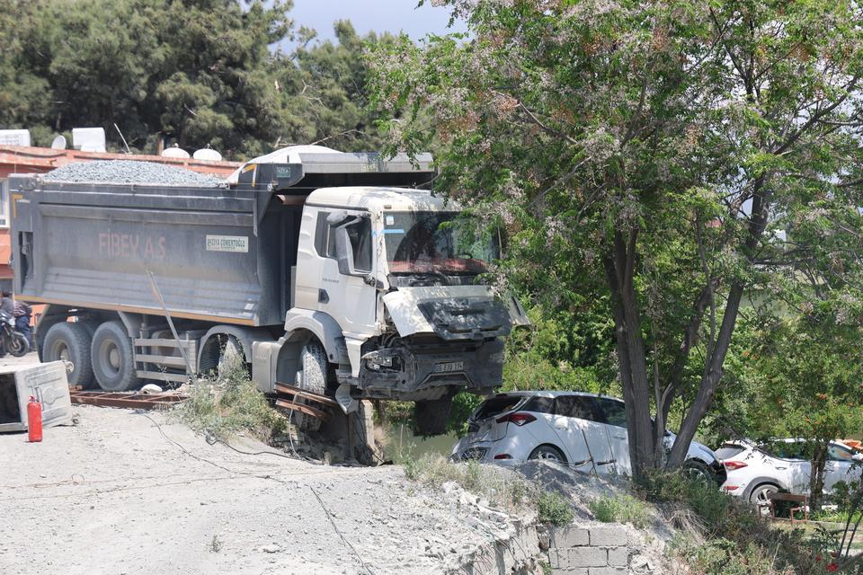 HAFRİYAT KAMYONU OTOMOBİLİN ÜZERİNE DEVRİLMEYE RAMAK KALA DUVARDA ASILI KALDI
